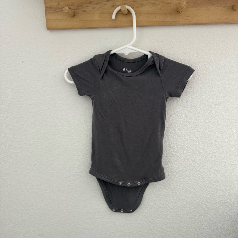 Kyte BABY Dark Charcoal Gray Bodysuit One Piece and Hat